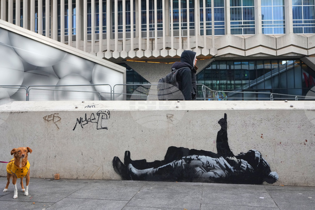 Два идентични графита на Банкси се появиха в Лондон