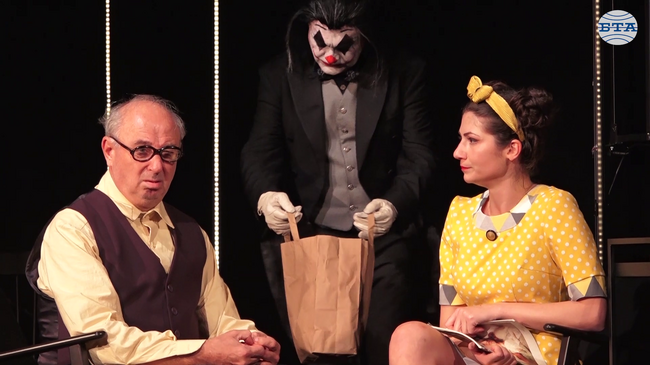 „Убийство по учебник“ в Малък градски театър „Зад канала“: Смехът на Жокера срещу смеха на Чаплин