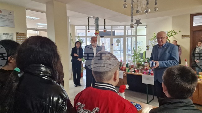 Община Кубрат зарадва деца в нужда с ваучери за пазаруване, които да послужат като коледни подаръци