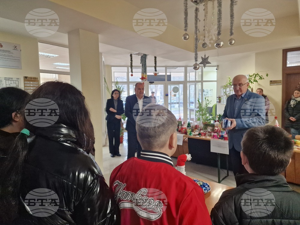 Община Кубрат зарадва деца в нужда с ваучери за пазаруване, които да послужат като коледни подаръци