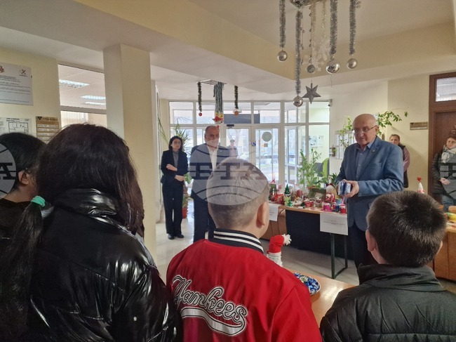 Община Кубрат зарадва деца в нужда с ваучери за пазаруване, които да послужат като коледни подаръци