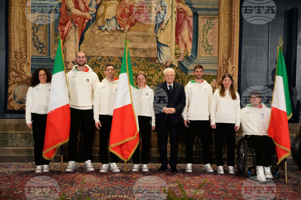 Четиримата италиански знаменосци за Зимните олимпийски игри в Милано и Кортина получиха флага на страната от президента Серджо Матарела