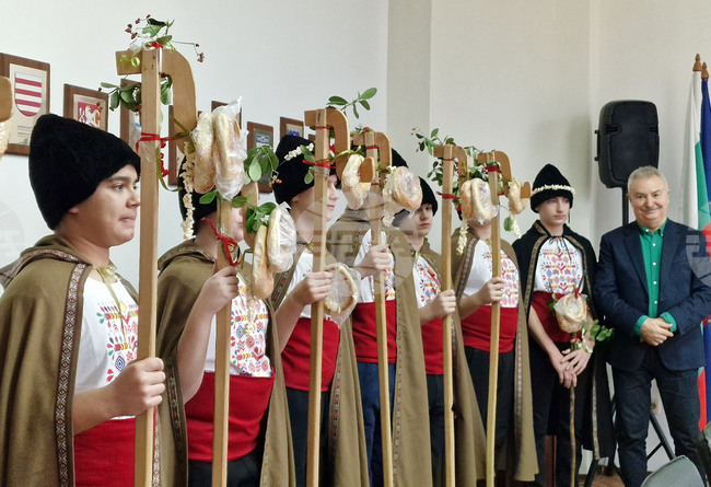 Коледари от основните училища в Монтана посетиха различни институции в града и представиха автентични обредни песни и наричания