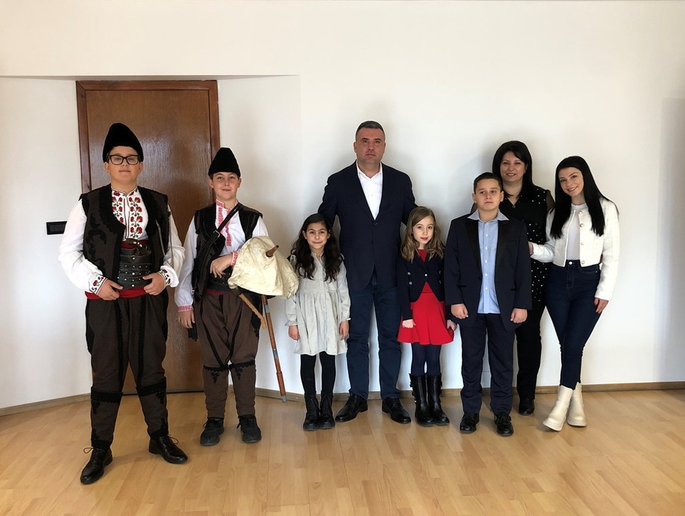 Областна администрация Смолян: Коледари поздравиха с изпълненията си областния управител Захари Сираков 