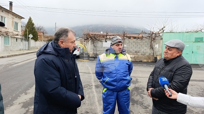 Работим за благоустрояването на кварталите, каза кметът на община Шумен при откриването на ремонтираната улица „Велико Железов“