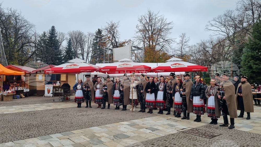 Търговище - коледари - ансамбъл „Мизия“