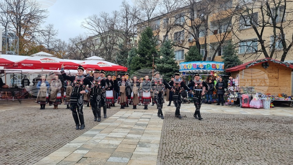 Търговище - коледари - ансамбъл „Мизия“