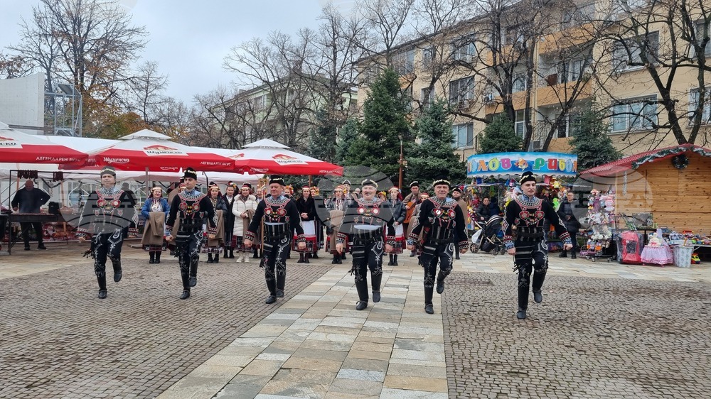 Търговище - коледари - ансамбъл „Мизия“