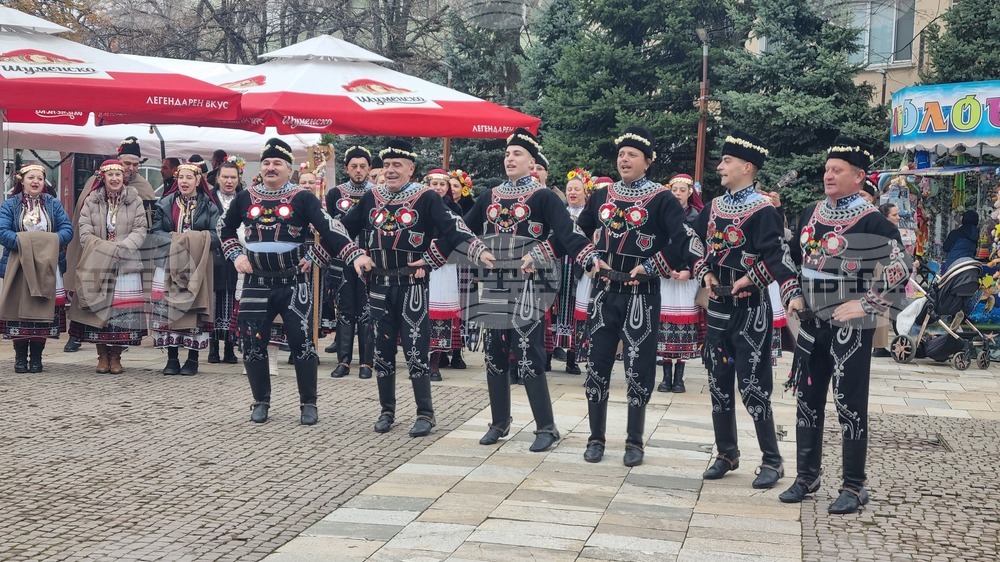 Търговище - коледари - ансамбъл „Мизия“