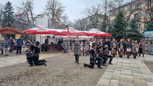 Коледари от ансамбъл “Мизия” благославяха на коледния базар в Търговище 
