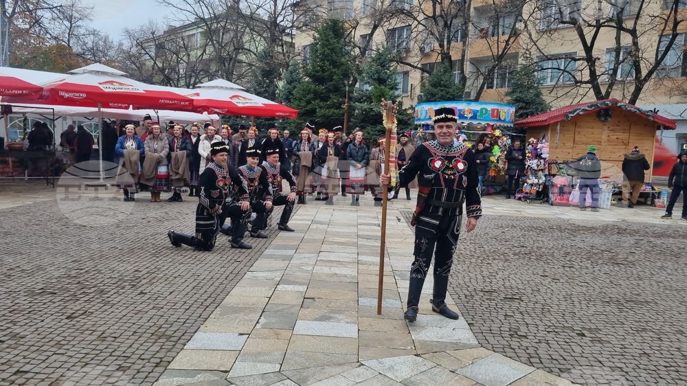 Търговище - коледари - ансамбъл „Мизия“