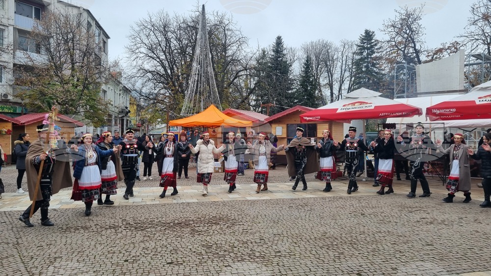 Търговище - коледари - ансамбъл „Мизия“