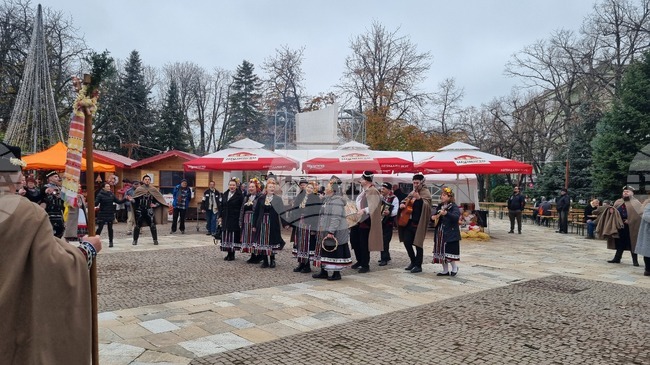  Търговище - коледари - ансамбъл „Мизия“