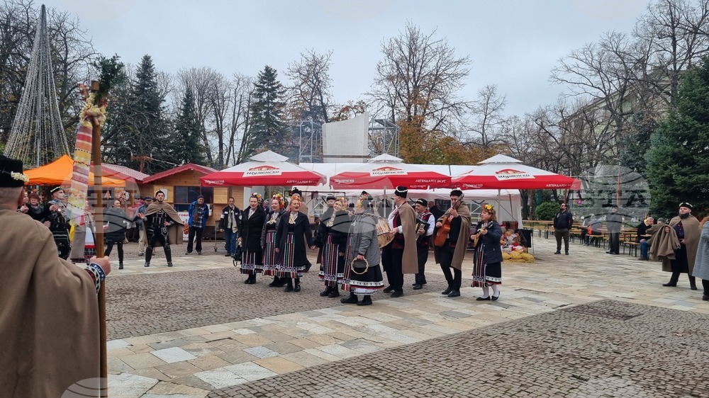 Търговище - коледари - ансамбъл „Мизия“