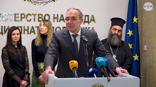 Личните асистенти днес ще получат парите си, каза министър Борислав Гуцанов