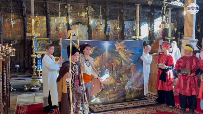 Ученици разказаха за Рождество Христово с песни и стихове на тържество в митрополитската църква в Самоков