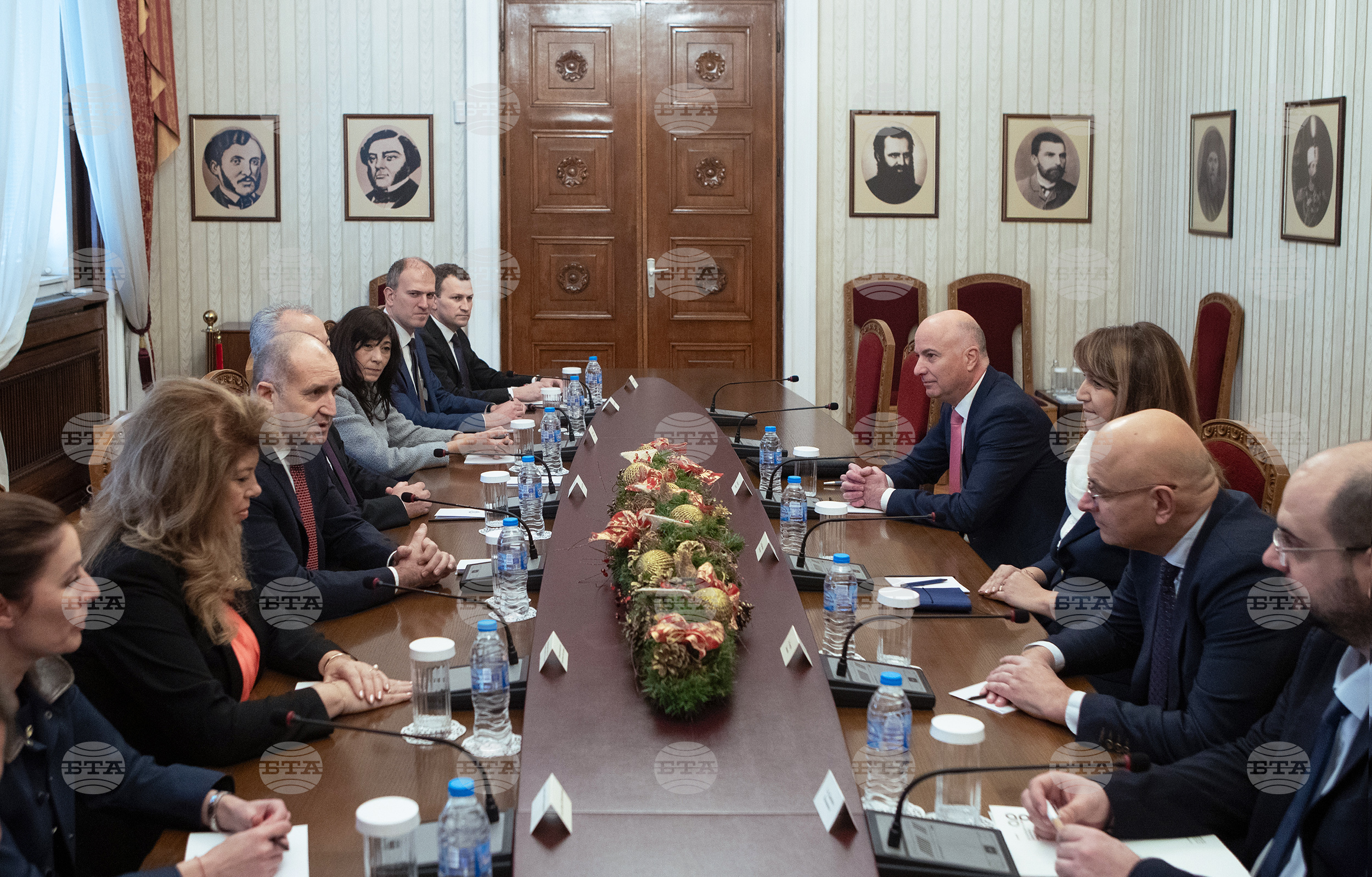 Президентът Румен Радев и ръководството на Асоциацията на банките в България обсъдиха готовността на сектора за въвеждане на еврото