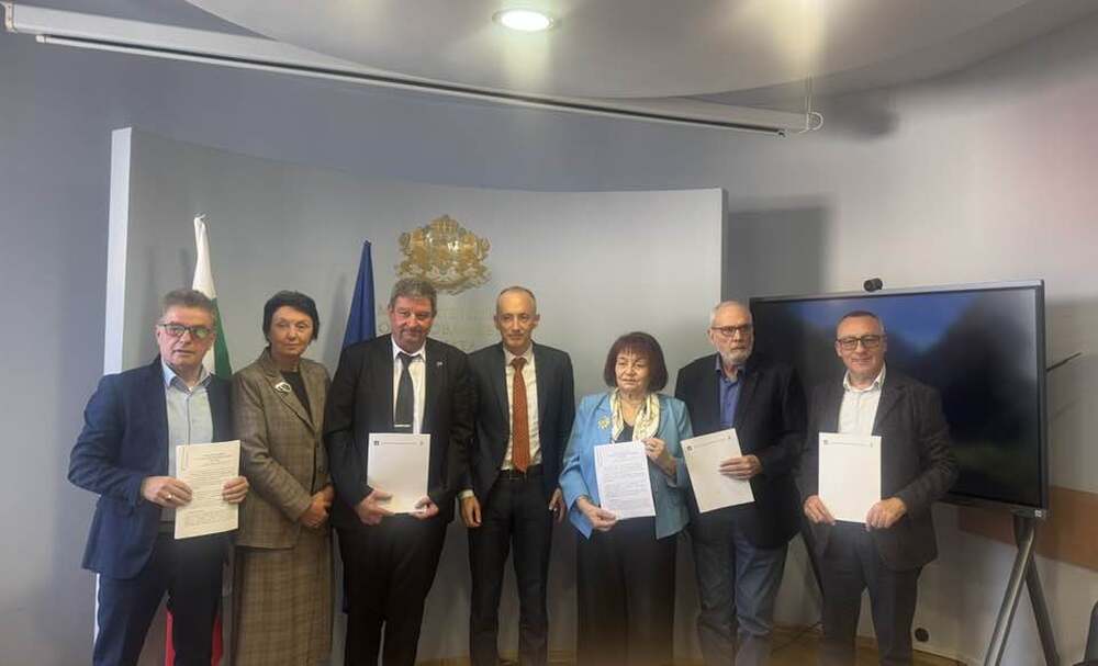 Нов колективен трудов договор за системата на училищното образование беше подписан в МОН, съобщават синдикалните и работодателските организации