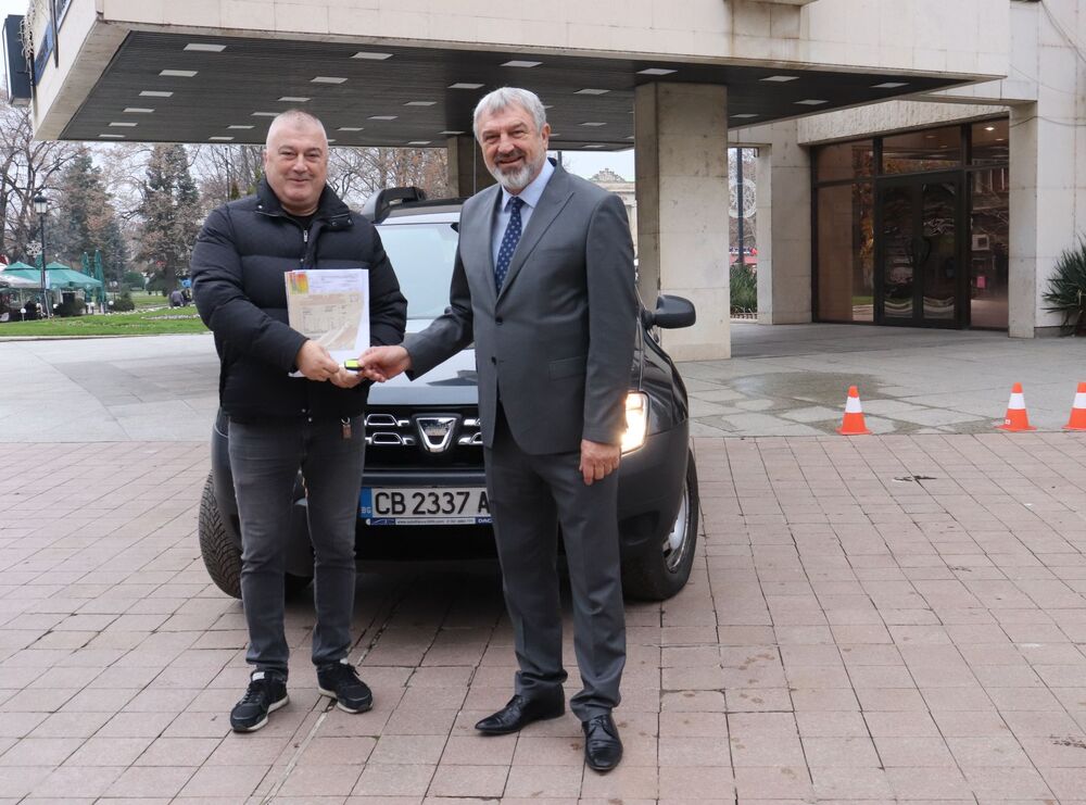 Автомобил с повишена проходимост получи Областното пътно управление в Русе от Драгомир Драганов 