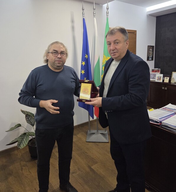 Община Шумен: Кметът проф. Христо Христов получи плакет от синдикатите за постигнатите резултати и съвместната работа през 2025 година