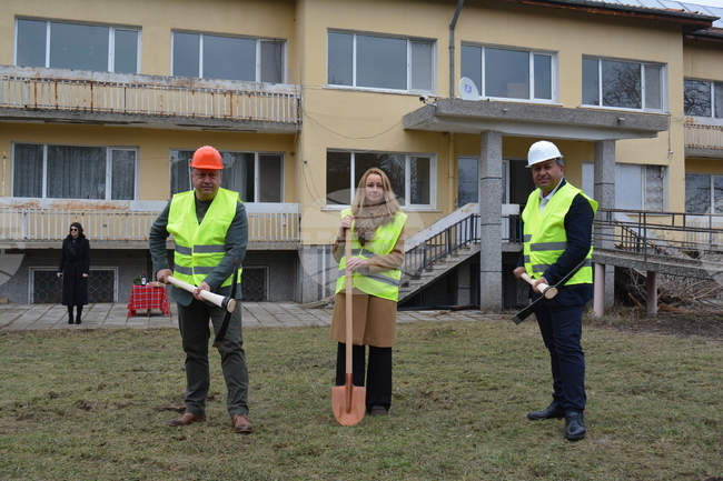 Започна изграждането на две сгради за резидентна грижа за пълнолетни лица с деменция в павликенското село Михалци