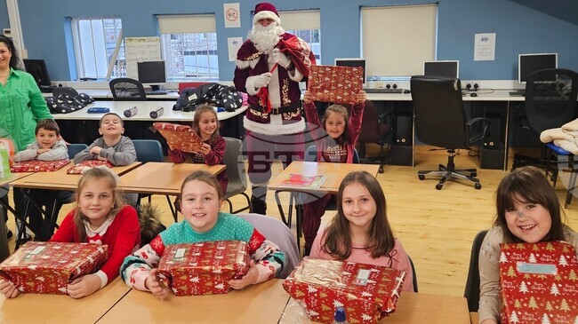 С коледни песни учениците от Българското училище „Христо Ботев“ в Туламор, Ирландия, посрещнаха Дядо Коледа