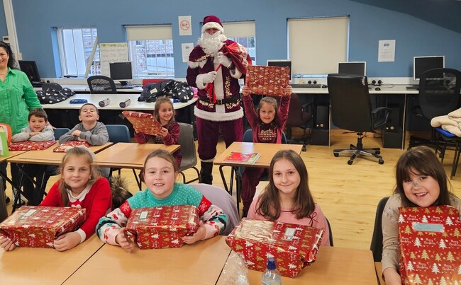 С коледни песни учениците от Българското училище „Христо Ботев“ в Туламор, Ирландия, посрещнаха Дядо Коледа