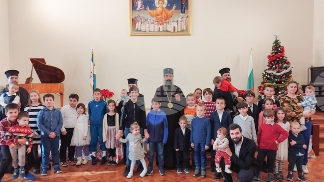 Деца на духовници изпълниха празнична програма в Софийската митрополия