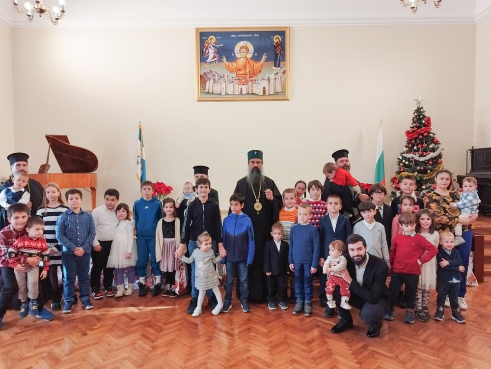 Деца на духовници изпълниха празнична програма в Софийската митрополия