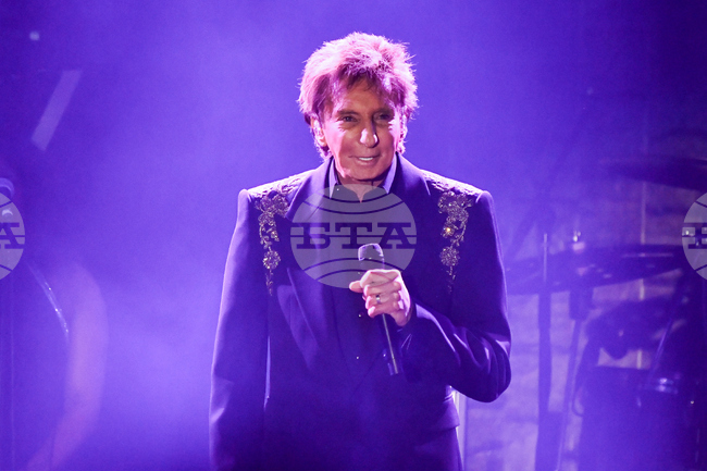 Американският певец Бари Манилоу ще се подложи на операция заради рак