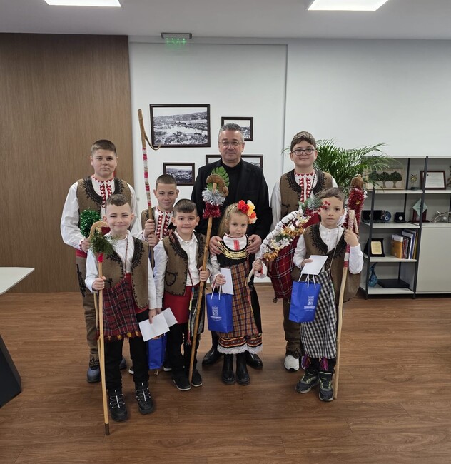 Коледарчета и сурвакарчета внесоха празничен дух и много настроение в сградата на Община Джебел