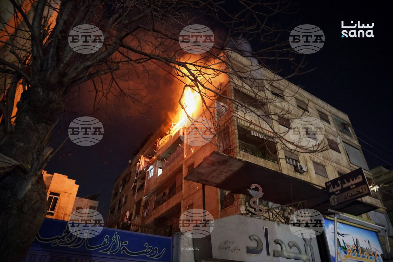 Най-малко двама души бяха убити в Алепо при нападения, за които сирийските правителствени сили и кюрдските сили се обвиниха взаимно