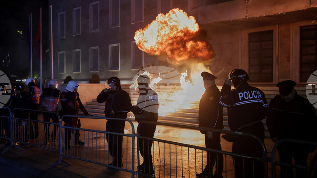 Албанската полиция е арестувала четирима души и е започнала разследване срещу други седем след протеста на опозицията в Тирана