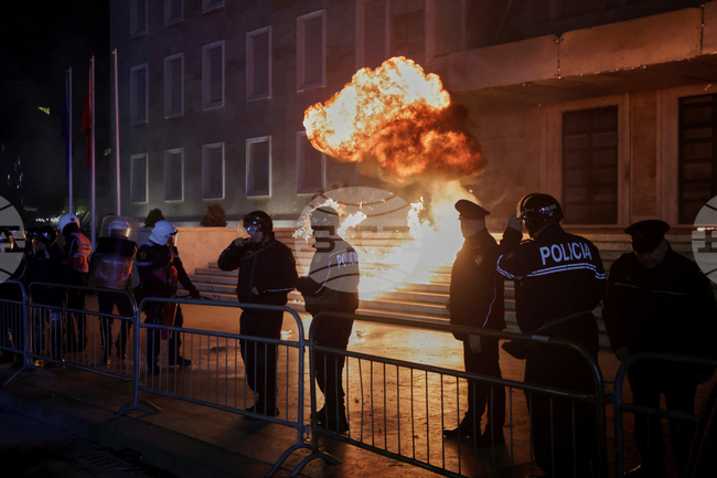 Албанската полиция е арестувала четирима души и е започнала разследване срещу други седем след протеста на опозицията в Тирана