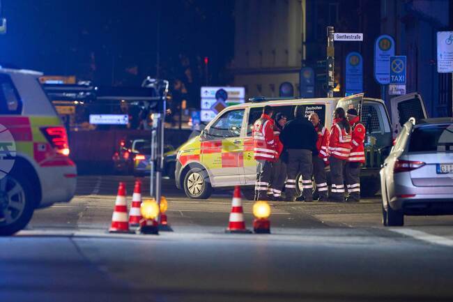 Спасители в германския град Албщат издирват семейство, затрупано под развалините на жилищна сграда, която се срути при газова експлозия