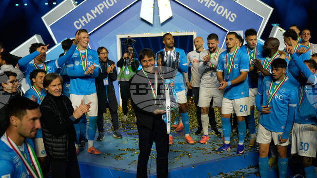 Старши треньорът на Наполи Антонио Конте поздрави футболистите на тима след спечелената Суперкупа на Италия