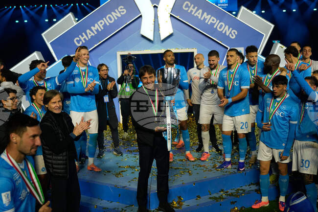 Старши треньорът на Наполи Антонио Конте поздрави футболистите на тима след спечелената Суперкупа на Италия