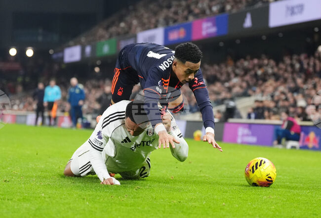 Раул Хименес донесе победата на Фулъм над Нотингам Форест във Висшата лига с попадение от дузпа