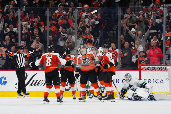 Филаделфия надигра Ванкувър като домакин в Националната хокейна лига
