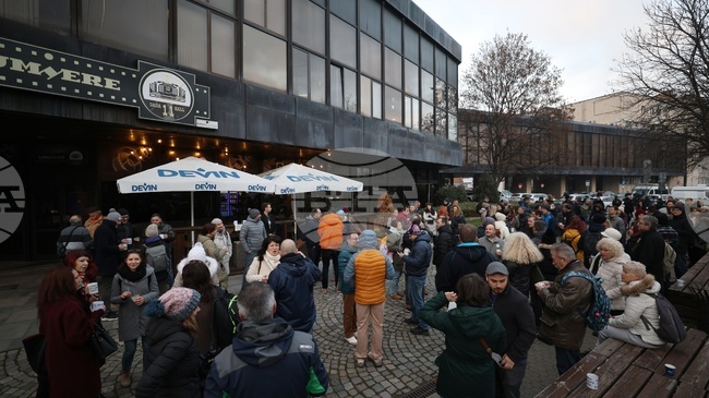 Журналисти и граждани се събраха на протест пред редакцията на Би Ти Ви, за да защитят свободата на словото