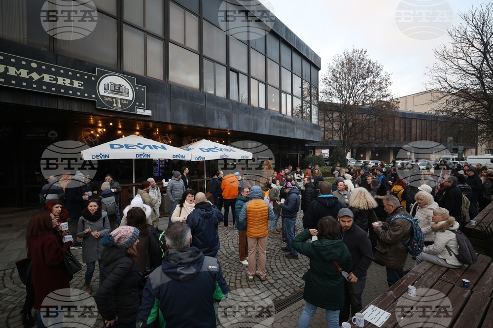 Journalists, Citizens Gather to Defend Freedom of Speech Outside bTV Offices