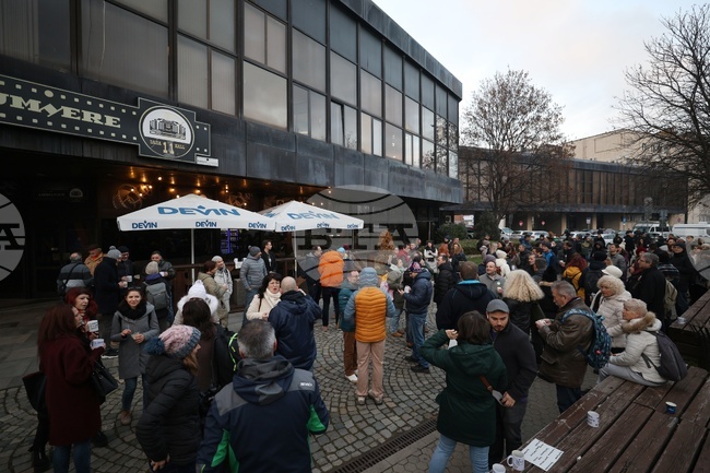 Журналисти и граждани се събраха на протест пред редакцията на Би Ти Ви с искания за защита на свободата на словото