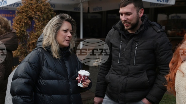 Журналисти и граждани се събраха на протест пред редакцията на Би Ти Ви, за да защитят свободата на словото