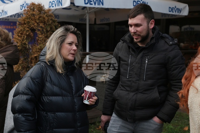 Журналисти и граждани се събраха на протест пред редакцията на Би Ти Ви с искания за защита на свободата на словото