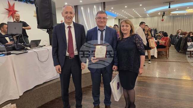 Директорът на свищовското Средно училище „Николай Катранов“ получи награда от Синдиката на българските учители