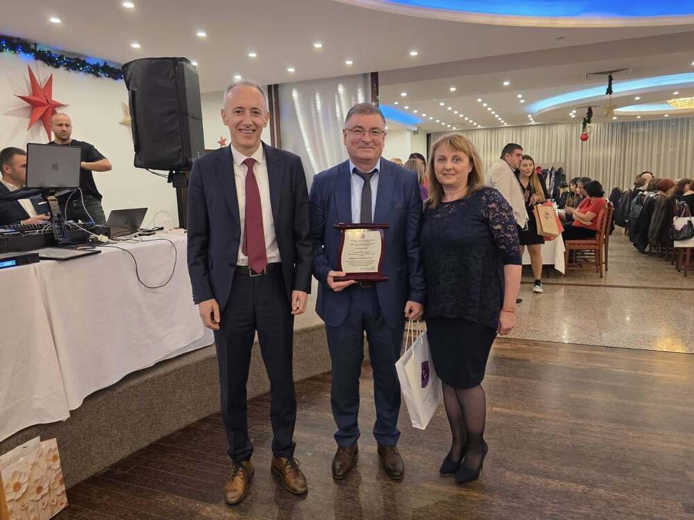 Директорът на свищовското Средно училище „Николай Катранов“ Генади Иванов получи награда от Синдиката на българските учители