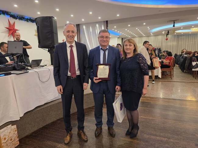 Директорът на свищовското Средно училище „Николай Катранов“ Генади Иванов получи награда от Синдиката на българските учители