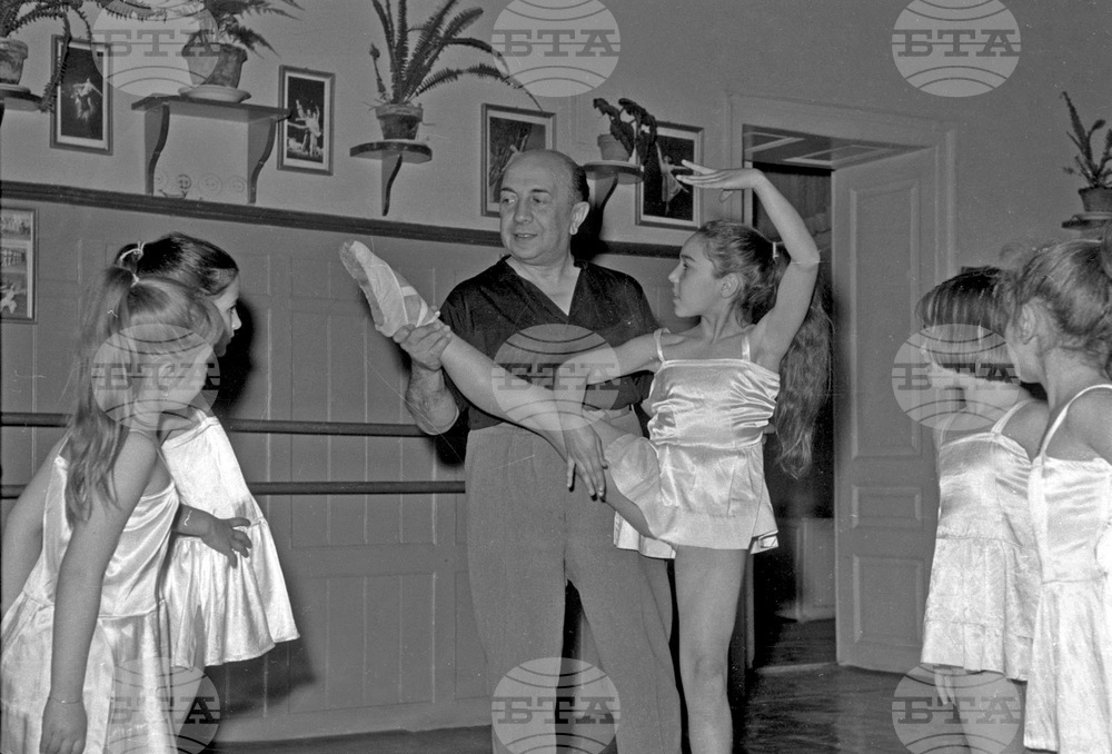 Балетната школа към Образцовото народно читалище „Заря - 1858“ в Хасково през 1960 година