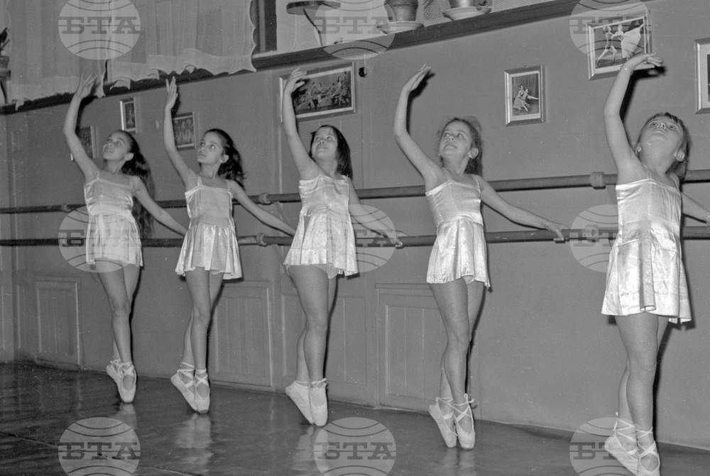 Балетната школа към Образцовото народно читалище „Заря - 1858“ в Хасково през 1960 година