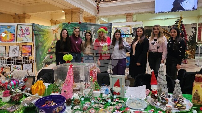 Студентите от клуб „Палитра" дариха 2000 лева от благотворителния си базар на свои колеги в затруднено положение от Русенския университет 